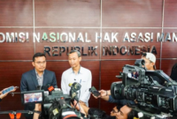 Foto: Komnas HAM memberikan keterangan terkait perkembangan kasus penyiraman air keras terhadap aktivis Andrie Yunus di Jakarta, Senin (30/3/2026). (Muhammad Firman/detikFoto)