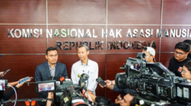 Foto: Komnas HAM memberikan keterangan terkait perkembangan kasus penyiraman air keras terhadap aktivis Andrie Yunus di Jakarta, Senin (30/3/2026). (Muhammad Firman/detikFoto)
