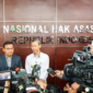 Foto: Komnas HAM memberikan keterangan terkait perkembangan kasus penyiraman air keras terhadap aktivis Andrie Yunus di Jakarta, Senin (30/3/2026). (Muhammad Firman/detikFoto)