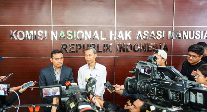 Foto: Komnas HAM memberikan keterangan terkait perkembangan kasus penyiraman air keras terhadap aktivis Andrie Yunus di Jakarta, Senin (30/3/2026). (Muhammad Firman/detikFoto)