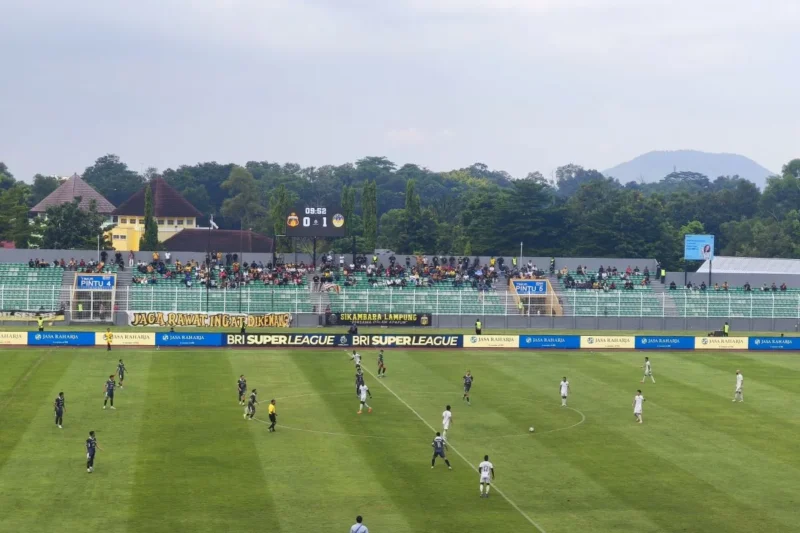 Pertandingan antara Bhayangkara Presisi Lampung FC melawan PSIM Yogyakarta di Stadion Sumpah Pemuda PKOR Way Halim. Bandarlampung, Jumat (17/6/2026). (ANTARA/Dian Hadiyatna)