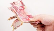 Ilustrasi uang bansos (Foto: Getty Images/iStockphoto/Yoyochow23)