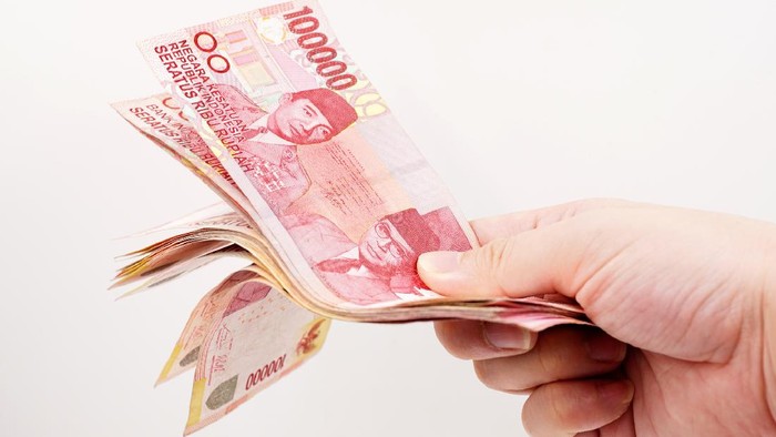 Ilustrasi uang bansos (Foto: Getty Images/iStockphoto/Yoyochow23)