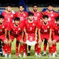 Timnas U17 Indonesia saat akan bertanding melawan Timor Leste di Stadion Gelora Joko Samudro, Gresik, Jawa Timur, Senin (13/4/2026). (Sumber: KOMPAS.COM/SUCI RAHAYU)