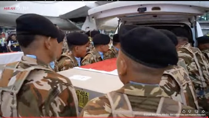 Foto Peti Jenazah Prajurit TNI Gugur di Lebanon Tiba di RI: (tangkapan layar YouTube Setpres)