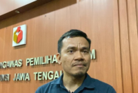 Foto: Komisioner Komnas HAM, Saurlin P Siagian di Kantor Bawaslu Jateng, Kecamatan Semarang Selatan, Selasa (26/11/2024) (Arina Zulfa Ul Haq/detikJateng)