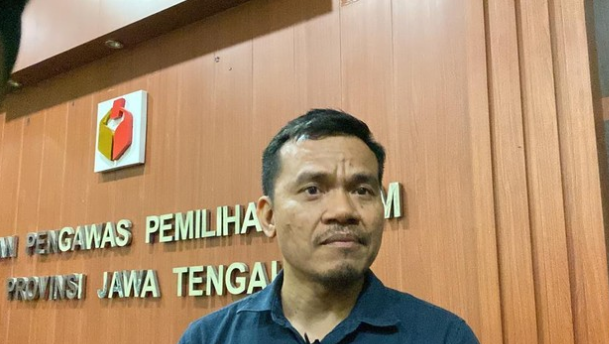 Foto: Komisioner Komnas HAM, Saurlin P Siagian di Kantor Bawaslu Jateng, Kecamatan Semarang Selatan, Selasa (26/11/2024) (Arina Zulfa Ul Haq/detikJateng)