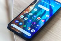 Ilustrasi HP Android lama yang mulai lemot.(Unsplash/Adrien)