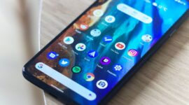 Ilustrasi HP Android lama yang mulai lemot.(Unsplash/Adrien)