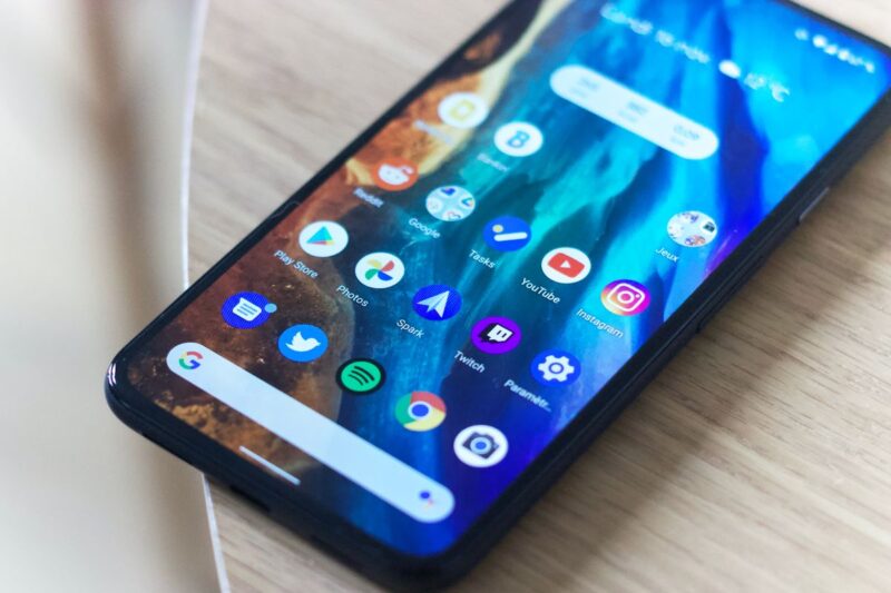 Ilustrasi HP Android lama yang mulai lemot.(Unsplash/Adrien)