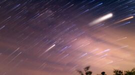 Ilustrasi hujan meteor. Puncak hujan meteor Lyrid 2026.(Foto: Kompas.com)