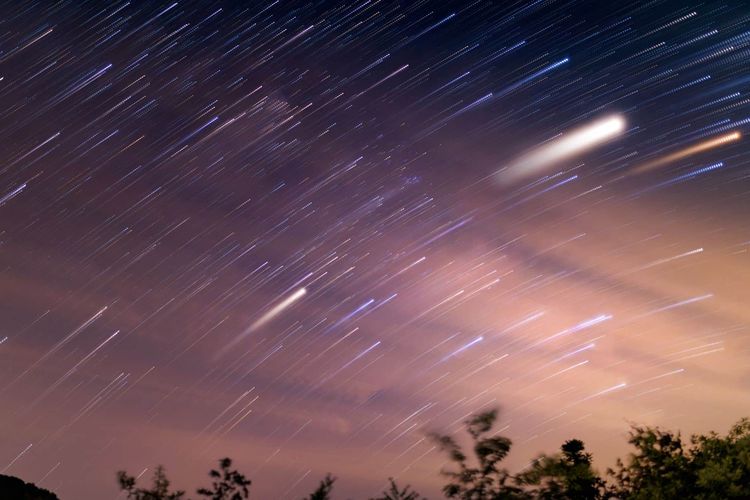 Ilustrasi hujan meteor. Puncak hujan meteor Lyrid 2026.(Foto: Kompas.com)