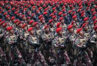 Sejumlah prajurit Komando Pasukan Khusus (Kopassus) mengikuti defile pasukan saat gladi bersih Hari Ulang Tahun (HUT) ke-80 Tentara Nasional Indonesia (TNI) di Monas, Jakarta, Jumat (3/10/2025). Gladi bersih tersebut digelar dalam rangka persiapan HUT ke-80 TNI yang mengerahkan sekitar 140 ribu pasukan TNI pada Minggu, 5 Oktober 2025. (ANTARA FOTO/Fauzan)