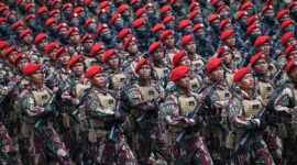 Sejumlah prajurit Komando Pasukan Khusus (Kopassus) mengikuti defile pasukan saat gladi bersih Hari Ulang Tahun (HUT) ke-80 Tentara Nasional Indonesia (TNI) di Monas, Jakarta, Jumat (3/10/2025). Gladi bersih tersebut digelar dalam rangka persiapan HUT ke-80 TNI yang mengerahkan sekitar 140 ribu pasukan TNI pada Minggu, 5 Oktober 2025. (ANTARA FOTO/Fauzan)