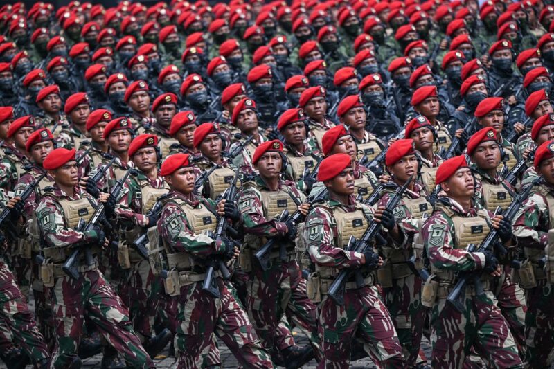 Sejumlah prajurit Komando Pasukan Khusus (Kopassus) mengikuti defile pasukan saat gladi bersih Hari Ulang Tahun (HUT) ke-80 Tentara Nasional Indonesia (TNI) di Monas, Jakarta, Jumat (3/10/2025). Gladi bersih tersebut digelar dalam rangka persiapan HUT ke-80 TNI yang mengerahkan sekitar 140 ribu pasukan TNI pada Minggu, 5 Oktober 2025. (ANTARA FOTO/Fauzan)