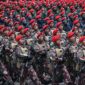 Sejumlah prajurit Komando Pasukan Khusus (Kopassus) mengikuti defile pasukan saat gladi bersih Hari Ulang Tahun (HUT) ke-80 Tentara Nasional Indonesia (TNI) di Monas, Jakarta, Jumat (3/10/2025). Gladi bersih tersebut digelar dalam rangka persiapan HUT ke-80 TNI yang mengerahkan sekitar 140 ribu pasukan TNI pada Minggu, 5 Oktober 2025. (ANTARA FOTO/Fauzan)
