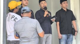 Ketua DPD Nasdem Pamekasan, Jawa Timur, Mustafa Afif menyampaikan poin -poin isu kepada para kadernya, Rabu (15/4/2026)(KOMPAS.COM/Fathor Rahman)