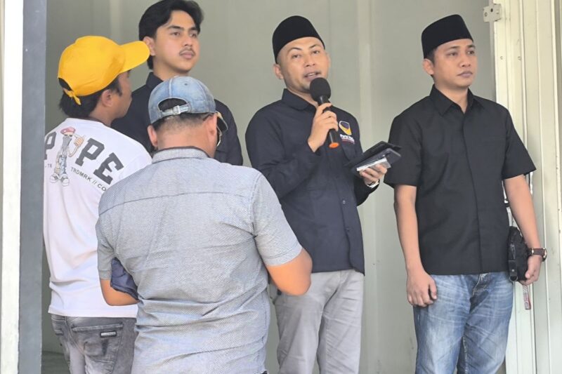 Ketua DPD Nasdem Pamekasan, Jawa Timur, Mustafa Afif menyampaikan poin -poin isu kepada para kadernya, Rabu (15/4/2026)(KOMPAS.COM/Fathor Rahman)