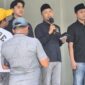 Ketua DPD Nasdem Pamekasan, Jawa Timur, Mustafa Afif menyampaikan poin -poin isu kepada para kadernya, Rabu (15/4/2026)(KOMPAS.COM/Fathor Rahman)