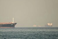 Kapal-kapal kargo dan tanker yang berlayar di Selat Hormuz, saat difoto dari kota pesisir Fujairah, Uni Emirat Arab, 25 Februari 2026.(AFP/GIUSEPPE CACACE)