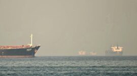 Kapal-kapal kargo dan tanker yang berlayar di Selat Hormuz, saat difoto dari kota pesisir Fujairah, Uni Emirat Arab, 25 Februari 2026.(AFP/GIUSEPPE CACACE)