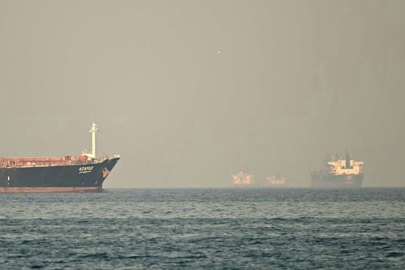 Kapal-kapal kargo dan tanker yang berlayar di Selat Hormuz, saat difoto dari kota pesisir Fujairah, Uni Emirat Arab, 25 Februari 2026.(AFP/GIUSEPPE CACACE)