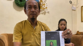 Foto: Eko NS dan Intan Anggraeni saat membeberkan bukti dan menjawab klarifikasi Rey. (M Bagus Ibrahim/detikJatim)