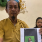 Foto: Eko NS dan Intan Anggraeni saat membeberkan bukti dan menjawab klarifikasi Rey. (M Bagus Ibrahim/detikJatim)
