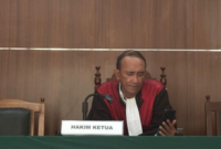 Foto: Katua majelis hakim Agus Aryanto saat membacakan putusan terhadap Muh. llham dalam kasus pembakaran gedung DPRD Makassar (Elmayanti/detiksulsel)