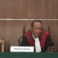 Foto: Katua majelis hakim Agus Aryanto saat membacakan putusan terhadap Muh. llham dalam kasus pembakaran gedung DPRD Makassar (Elmayanti/detiksulsel)
