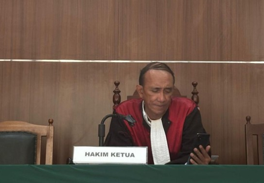 Foto: Katua majelis hakim Agus Aryanto saat membacakan putusan terhadap Muh. llham dalam kasus pembakaran gedung DPRD Makassar (Elmayanti/detiksulsel)