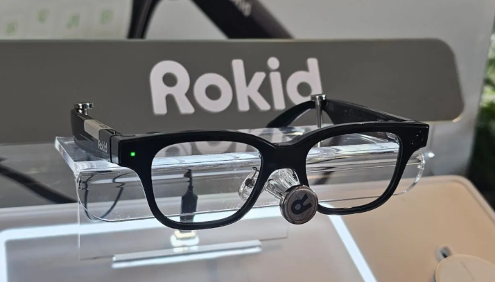 Tampilan kacamata AI Rokid AI Glasses yang debut di pasar Indonesia dalam peluncurannya di Jakarta, Senin (27/4/2026). (ANTARA/Livia Kristianti)