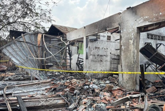 Kebakaran yang melanda SPBE di Cimuning, Kota Bekasi, sudah padam dini hari tadi. Garis polisi dipasang di area terdampak kebakaran. (Rachma/detikcom)