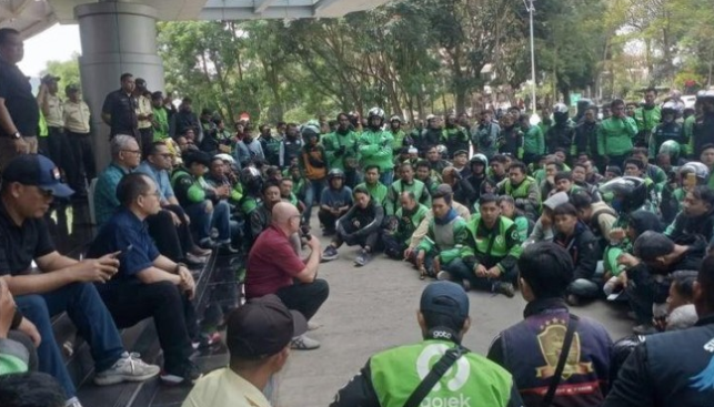 Foto: Massa pengemudi ojol menggelar aksi unjuk rasa di Kampus Jatinangor, Sumedang, Jawa Barat, pada Selasa (31/3/2026). (Foto: Antara)