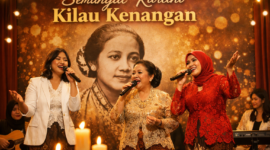 Tiga penyanyi perempuan tampil dalam acara Semangat Kartini Kilau Kenangan yang menghadirkan lagu-lagu emansipasi wanita untuk mengenang perjuangan Raden Ajeng Kartini.