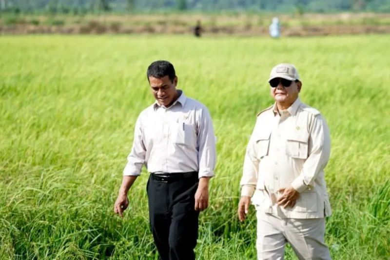 Dokumentasi - Presiden Prabowo Subianto (kanan) didampingi Menteri Pertanian Andi Amran Sulaiman (kiri) dalam kunjungan ke Wanam, Kabupaten Merauke, Papua Selatan. ANTARA/HO-Kementan.