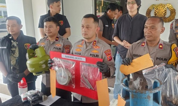 Foto: Polres Bogor dan jajaran membongkar praktik ilegal pengoplosan gas elpiji bersubsidi di Kecamatan Sukaraja dan Cileungsi, Kabupaten Bogor. (Sholihin/detikcom).