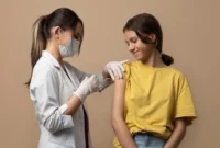 Ilustrasi remaja perempuan menerima vaksin HPV. Foto: Freepik