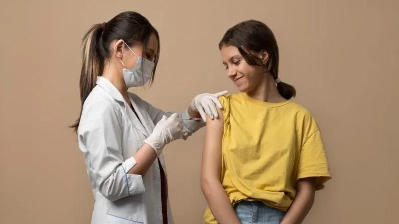 Ilustrasi remaja perempuan menerima vaksin HPV. Foto: Freepik