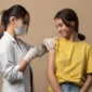 Ilustrasi remaja perempuan menerima vaksin HPV. Foto: Freepik