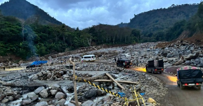 Foto: Jalan alternatif di Wih Porak, Bener Meriah. Malam ini jalan tersebut kembali putus akibat sungai meluap. (Foto: Agus Setyadi/detik.com)