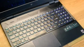 close-up laptop gaming premium dengan keyboard RGB menyala kontras dalam ruangan gelap (Foto: Gamedaim)