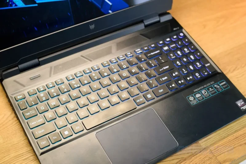 close-up laptop gaming premium dengan keyboard RGB menyala kontras dalam ruangan gelap (Foto: Gamedaim)