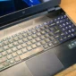 close-up laptop gaming premium dengan keyboard RGB menyala kontras dalam ruangan gelap (Foto: Gamedaim)