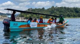 Pemkab Kerinci bersama PT Kerinci Merangin Hidro melakukan penebaran ikan endemik di Danau Kerinci