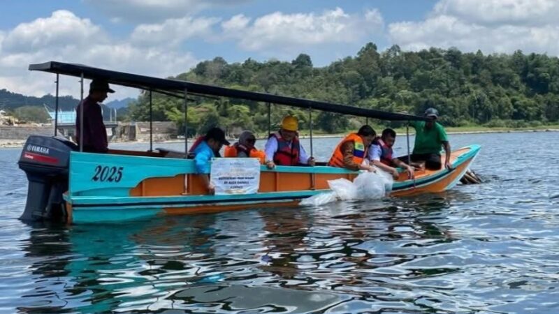Pemkab Kerinci bersama PT Kerinci Merangin Hidro melakukan penebaran ikan endemik di Danau Kerinci