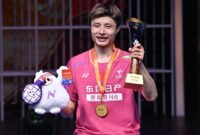 Pebulu tangkis tunggal putra China, Shi Yu Qi, berpose dengan trofi sebagai juara pada Kejuaraan Asia 2026 di Ningbo Olympic Sports Center, China, Minggu (12/4/2026).