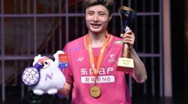 Pebulu tangkis tunggal putra China, Shi Yu Qi, berpose dengan trofi sebagai juara pada Kejuaraan Asia 2026 di Ningbo Olympic Sports Center, China, Minggu (12/4/2026).