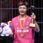 Pebulu tangkis tunggal putra China, Shi Yu Qi, berpose dengan trofi sebagai juara pada Kejuaraan Asia 2026 di Ningbo Olympic Sports Center, China, Minggu (12/4/2026).