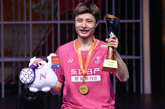 Pebulu tangkis tunggal putra China, Shi Yu Qi, berpose dengan trofi sebagai juara pada Kejuaraan Asia 2026 di Ningbo Olympic Sports Center, China, Minggu (12/4/2026).